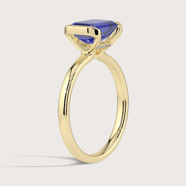 18K gold ring with lab-grown sapphire. Solitaire ring with a half bezel setting. "R25201EM" style.