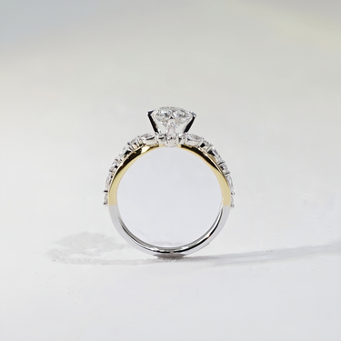 The One, Round Brilliant Diamond Ring with V-shaped Twist Band